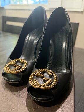 Gucci Black Leather Peep-Toe Heels Gold Studded Logo